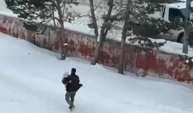 Kars'ta vefa dolu görüntü: Hasta annesini kucağında taşıdı