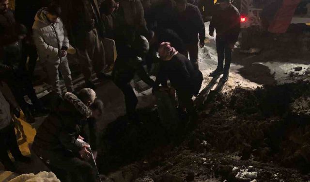 Kayarken belediye otobüsünün altında kalan çocuk son yolculuğuna uğurlandı