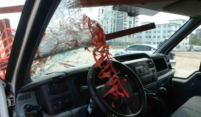 Kazada kafasına demir korkuluk saplanan sürücü kurtarılamadı