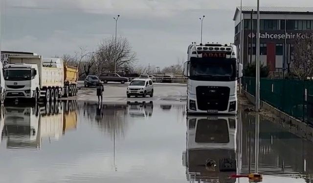 Kırklareli'nde şiddetli yağış hayatı felç etti: Başkan Bulut sular içinde şiir okudu