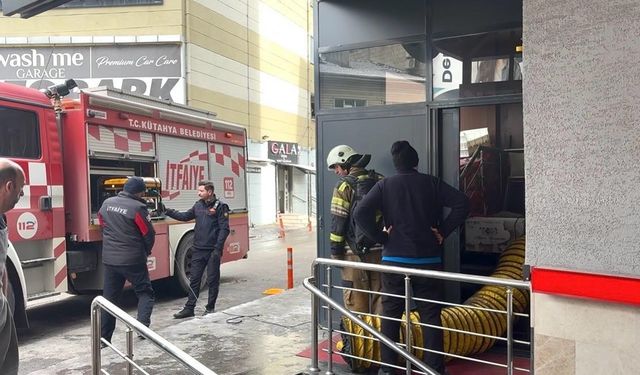 Kütahya'da korkutan yangın, 3 kişi dumandan etkilendi