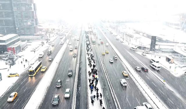 Lapa lapa kar yağan Bahçelievler havadan görüntülendi