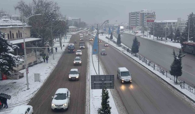 Malatya'da kar yağışı etkili oluyor