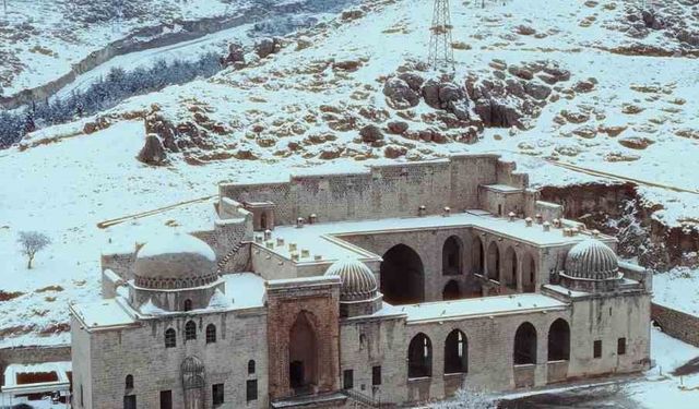Mardin'de Kasımiye Medresesi'nin kar altındaki manzarası dronla görüntülendi