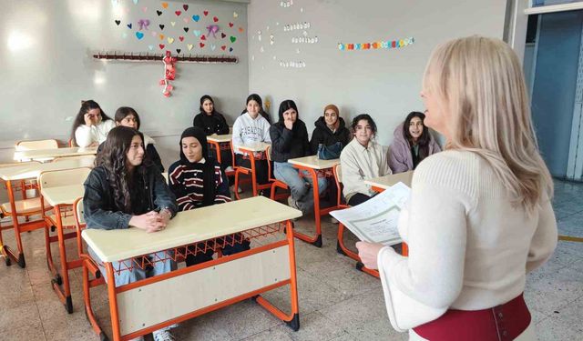 Milyonluk mal varlığını TSK'ya bağışlayan öğretmen 'psikoz' çıkmadı, öğrencilerine koştu