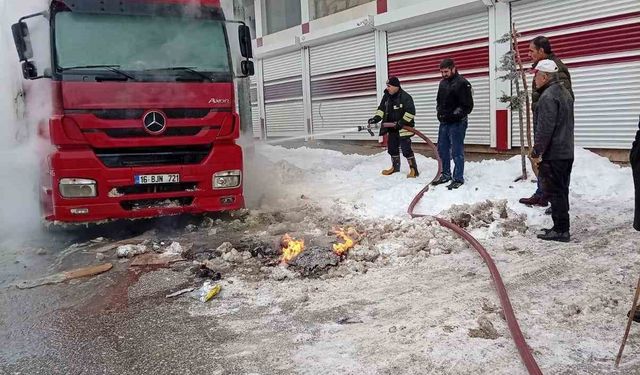 Muş'ta park halindeki tırda yangın