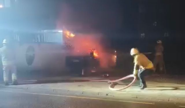 Park halindeki otomobil alev alev yandı