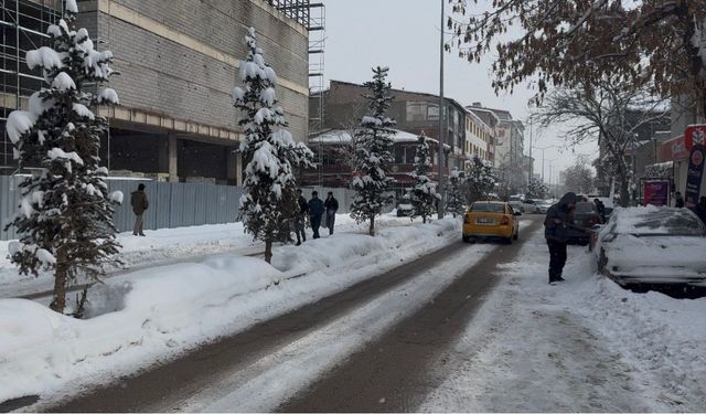 Patnos'ta kar yağışı yeniden etkisini gösterdi