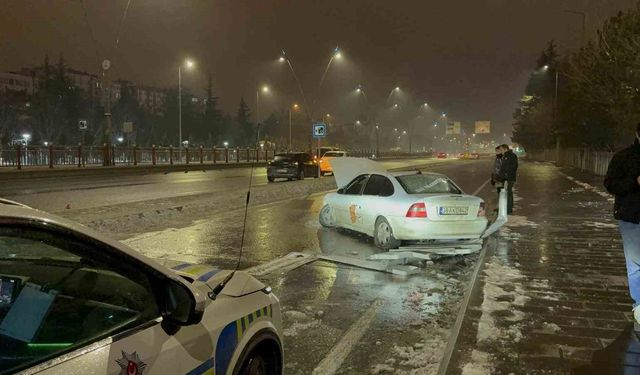 Pert olan otomobilden burnu kanamadan çıktı