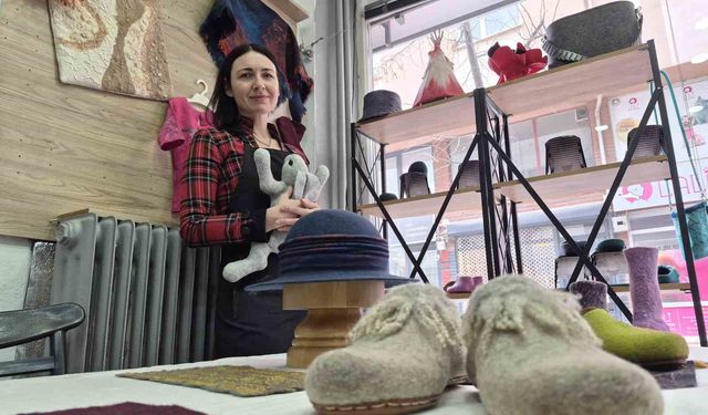 Rusya'da öğrendiği keçe ustalığını Eskişehir'de sürdürüyor