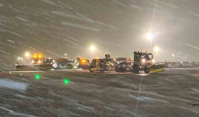 Sabiha Gökçen Havalimanı'nda karla mücadele çalışması