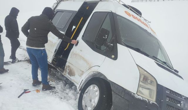 Siirt Özel İdare ekipleri hem yolları açıyor, hem de hastaları sağlık ekiplerine ulaştırıyor