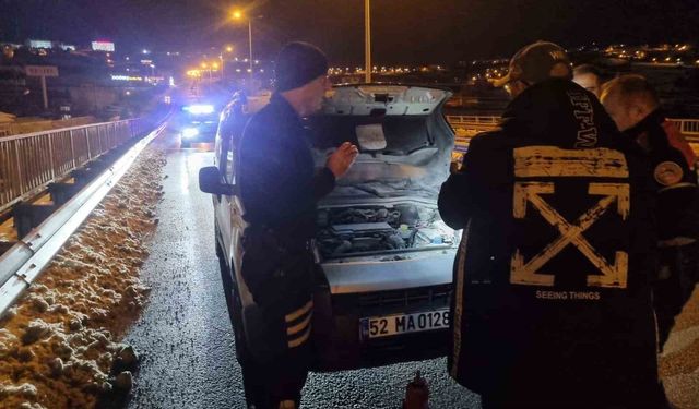 Sinop'ta seyir halindeki hafif ticari araç alev aldı