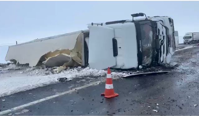 Siverek-Şanlıurfa kara yolunda tır devrildi: Ulaşım tek şeritten sağlanıyor