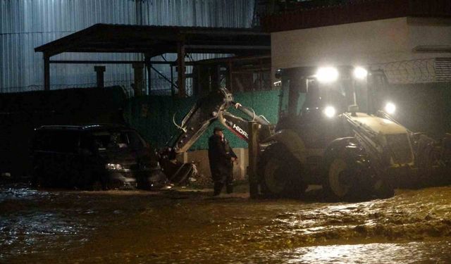 Taşan Kepez Çayı'nda mahsur kalan araç iş makinası yardımı ile kurtarıldı