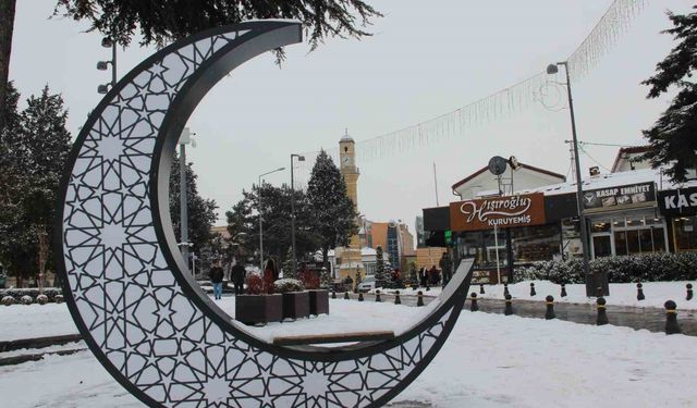 Yeni yılın ilk gününde kar neşesi: Çocuklar sokaklara döküldü