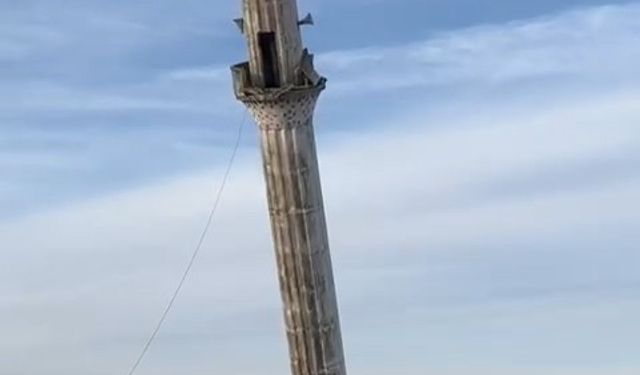 Yenisi yapılınca eski caminin minaresi kontrollü bir şekilde yıkıldı
