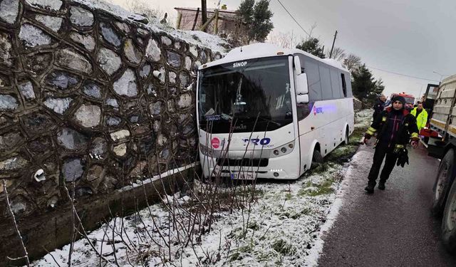 Yolcu midibüsü kazazede aileye çarptı: 1 ölü, 3 yaralı