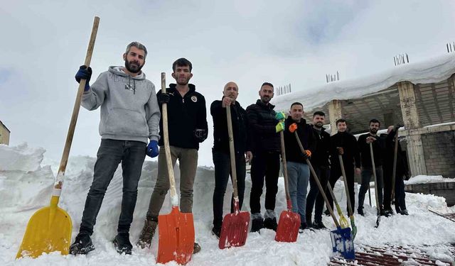 Yüksekova'da 20 kişilik ekibin çatıda kar temizleme mesaisi
