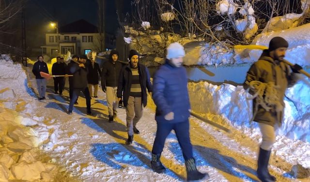 Yüksekova'da cemaat namazdayken çatı çöktü: İmam anons etti, köylü küreği ve halatıyla yardıma koştu