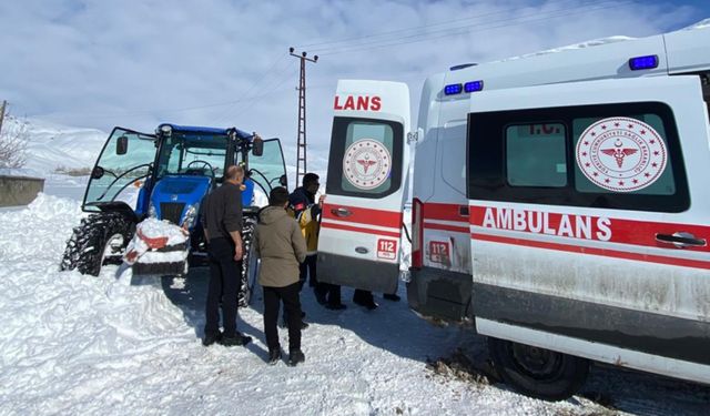 Yüksekova'da film sahnelerini aratmayan görüntüler: Hastayı kurtarmak için traktörle seferber oldular