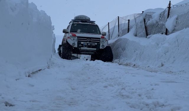 Yüksekova'da kar geçit vermedi, ekipler vazgeçmedi: 2 saatlik kurtarma mücadelesi