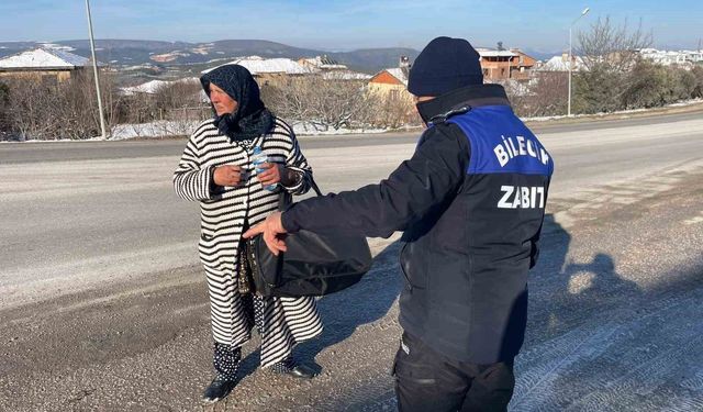 Zabıtadan kaçan kadın dilenci erkekler tuvaletine saklandı