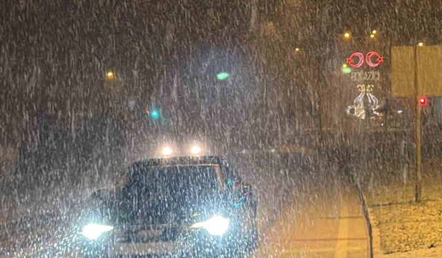 Zonguldak-Düzce yolunda yoğun kar yağışı