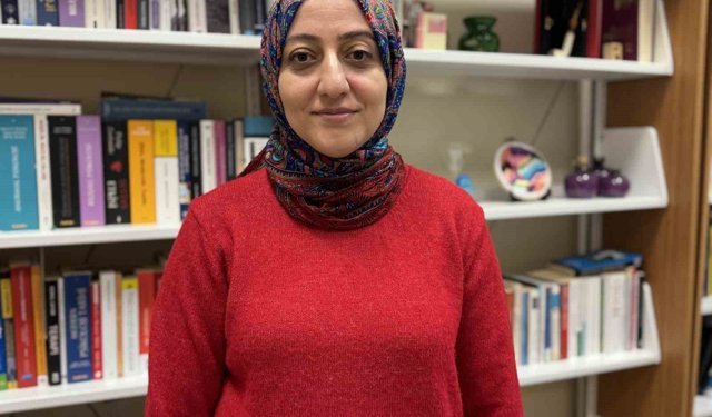 28 Şubatta başörtüsü yasağı nedeni ile Kıbrıs'a gidip üniversite okudu, bugün üniversitede ders veriyor