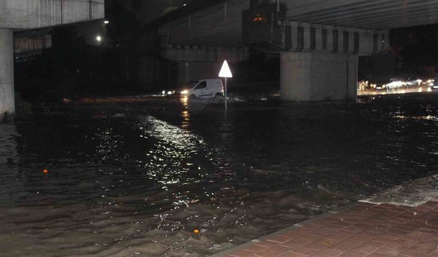 Adana'da gece bastıran sağanak yağış yolları göle çevirdi