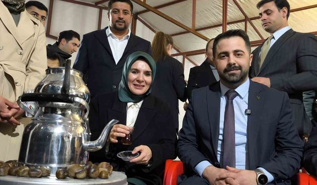 Bakan Göktaş, Batman'da gençlerle 'Kabe'de Hacılar Hu Der' ilahisine eşlik etti