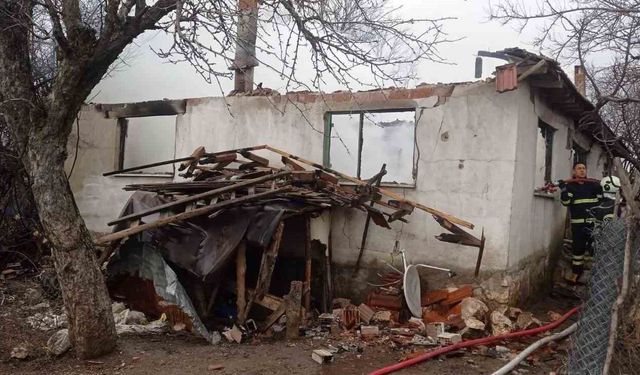 Bilecik'te yangın çıkan ev kullanılmaz hale geldi