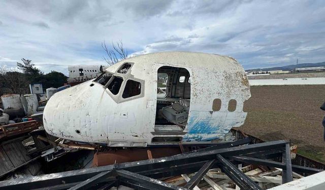 Bursa'da hurdacıdaki Boeing 747 uçak görenleri şaşkına çeviriyor