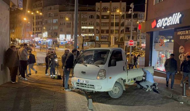 Çalıntı araçla yakıt alırken polisi gördü, kaçarken direğe çarptı