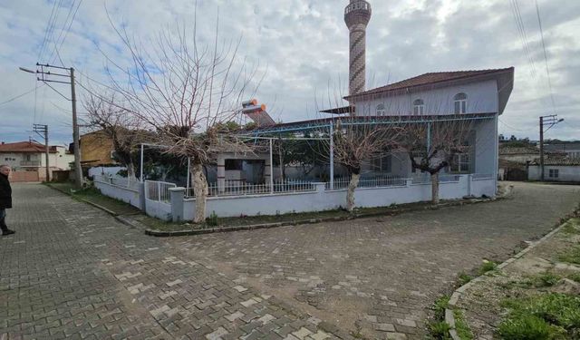 Camide tuvaleti kullandı, notla birlikte para bıraktı