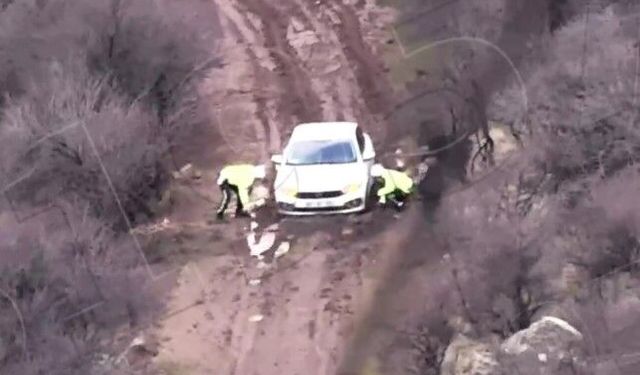 Çamura saplanan sürücünün imdadına polisler yetişti