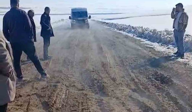 Çamurlu yollarda eğitim çilesi