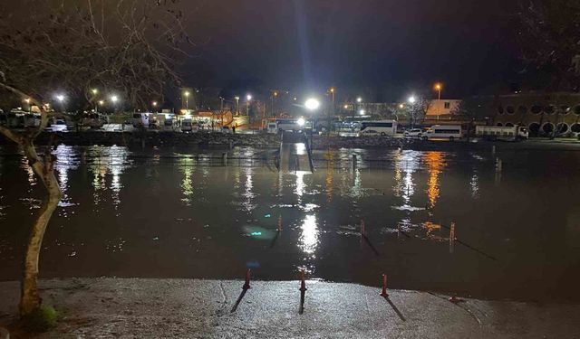 Çanakkale'de çay taştı: Otopark sular altında kaldı