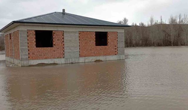 Çekerek ırmağı taştı; yollar ve tarlalar sular altında kaldı