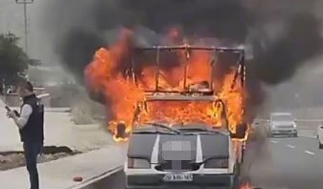 Denizli'de seyir halindeki araç alevlere teslim oldu