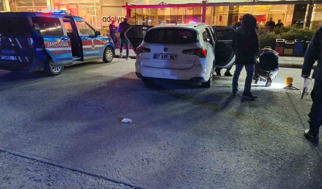 Dinlenme tesisinde 5 gündür park halinde olan otomobilden ceset çıktı