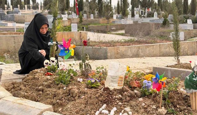 Doğum günü kutlamaya gitti cenazesi geldi, acılı anne mezarı başında ağıt yaktı