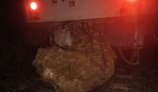 Düşen kaya treni raydan çıkardı, yolcular otobüslerle nakledildi