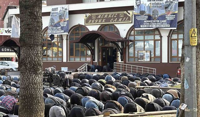 Düzce'de Ramazan bereketi camilere sığmadı