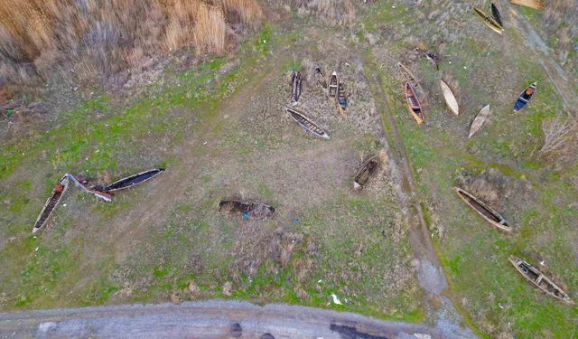 Eber Gölü'nün simgesi kayıklar suya değil, sertleşmiş toprağa hapsoldu