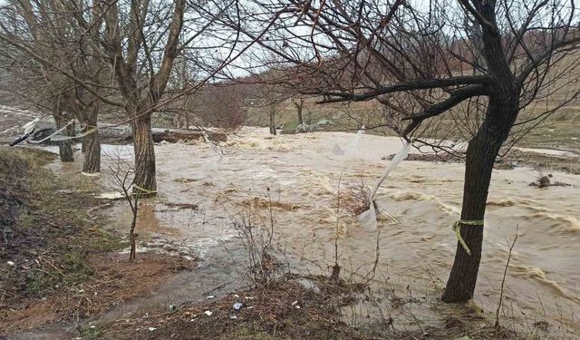 Ekinözü Belediyesi'nin yaptığı yol ilk yağmurda taşkın altında kaldı