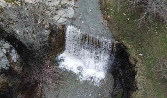 Eriyen kar suları yazın kuruyan şelaleyi yeniden coşturdu