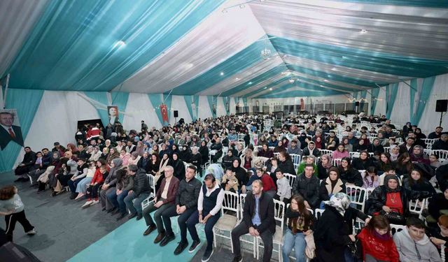 Esenyurt Belediyesi'nin Ramazan etkinliklerinde Nurullah Genç Esenyurtlularla buluştu