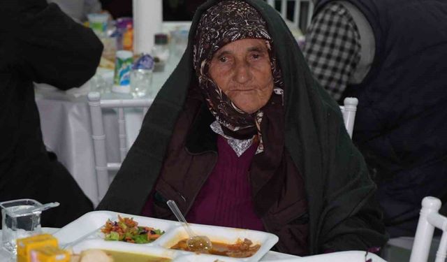 Evlerde yemek pişmiyor, köy halkı ortak sofrada iftar yapıyor