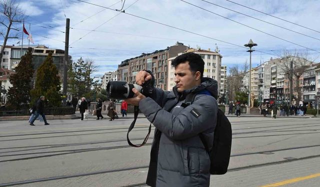 Fotoğrafını çekmek istediği şahıs silah çekti, korku dolu anlar kameraya yansıdı